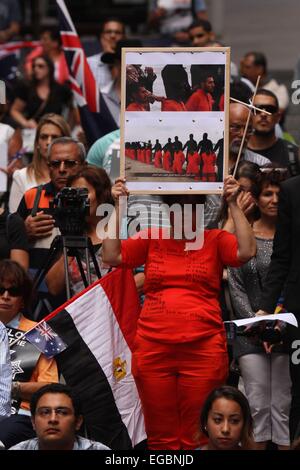 SySydney, Australia. Il 22 febbraio, 2015. I dimostranti si sono riuniti in Martin Place, Sydney per onorare il 21 egiziano cristiani copti decapitato da ISIS la morte di culto (Daesh) in Libia. Credito: Richard Milnes/Alamy Live News Foto Stock