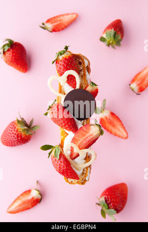 La squisita crema dessert eclair con fragole fresche Foto Stock