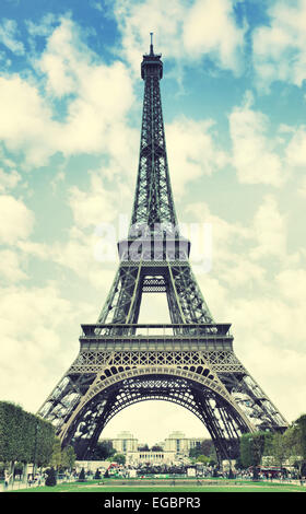 La Torre Eiffel a Parigi, Francia. Immagine dai toni Foto Stock