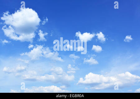 Il cielo blu con nuvole, può essere utilizzato come sfondo Foto Stock