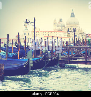 Gondole a Venezia, Italia. Immagine dai toni Foto Stock