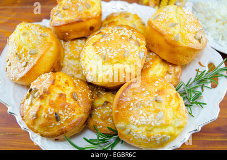 Deliziosa dorata il pane di mais con sesamo su una piastra Foto Stock