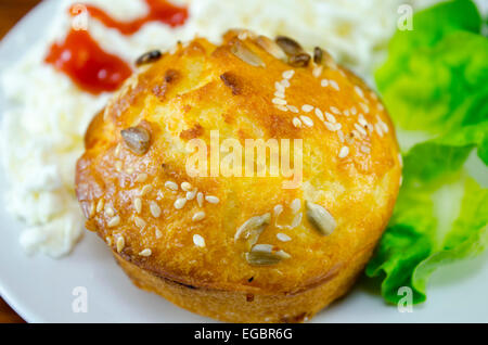 Deliziosa dorata il pane di mais con sesamo su una piastra Foto Stock