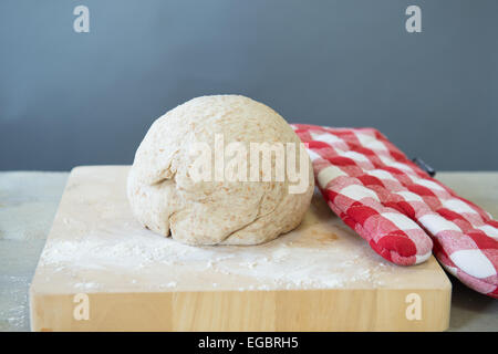 Aumento di pasta di pane a forma di sfera Foto Stock
