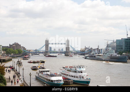 Guardando verso il Ponte della Torre e più luogo di Londra dal tetto di San Magno casa in Lower Thames Street, Londra. Foto Stock