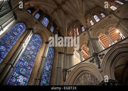 Gli interni della Cattedrale di Ely, dettaglio della finestra di vetro colorato - Ely, Cambrideshire, Inghilterra Foto Stock