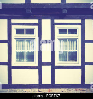 Windows di vecchio legno casa di framing, Germania. In stile retrò filtred Foto Stock