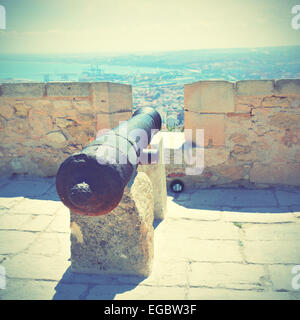 Il vecchio cannone in Santa Barbara fortezza, Alicante, Spagna. In stile retrò filtred immagine Foto Stock