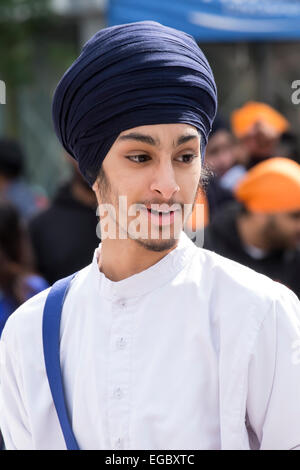 Giovane uomo Sikh prendendo parte in arti marziali display Foto Stock