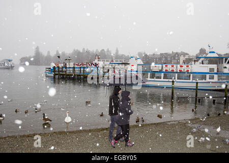 Lago di Windermere, Cumbria, Regno Unito. Il 22 febbraio, 2015. Regno Unito: Meteo Bowness Bay frontale sul lago di Windermere .Neve e pioggia i turisti vogliono ancora un viaggio in barca Credito: Gordon Shoosmith/Alamy Live News Foto Stock