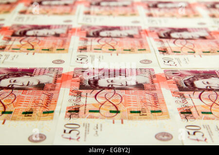 British £50 banconote in sterline del nuovo tipo emesse nel novembre 2011. Le note sono sul lato anteriore con la testa della regina sopra. Foto Stock