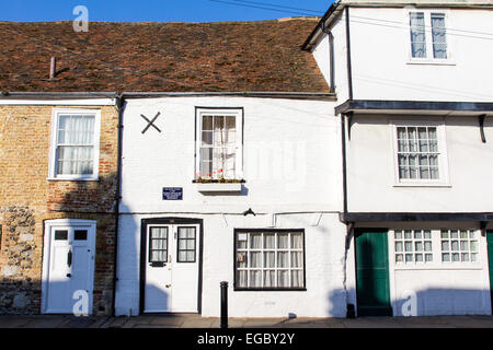 La casa di Tom Paine, l'autore di 'diritti dell'uomo', costruita nel 1759 nella città medievale di Sandwich in Kent. Casa con terrazza in mattoni dipinta di bianco. Foto Stock