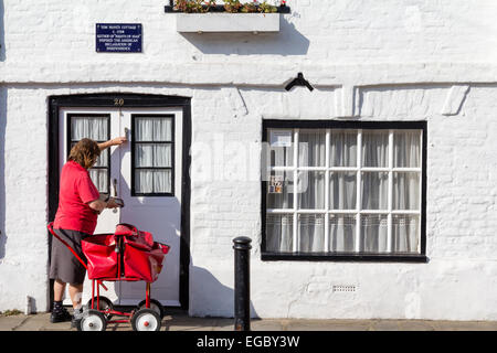 La casa di Tom Paine, l'autore di 'diritti dell'uomo', costruita nel 1759 nella città medievale di Sandwich in Kent. Postino che consegna la posta alla porta d'ingresso. Foto Stock