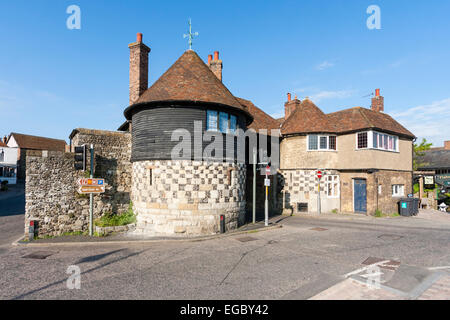 La porta della città, Barbican, conosciuta anche come Davis Gate, la torre del 15 ° secolo nella storica città medievale di mercato di Sandwich, in Inghilterra. Foto Stock