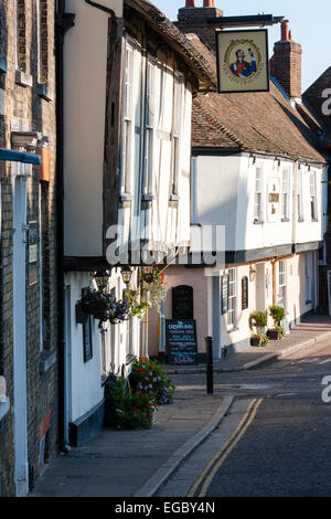 Medievale 15 ° secolo in legno incorniciato bianco intonaco edifici inglesi, 'l'Ammiral Owen' casa pubblica e il 'Crispin pub' dietro, a Sandwich, Kent. Foto Stock