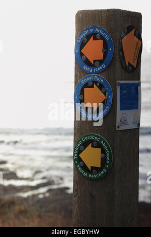 Wales coast Path cartello in legno post Foto Stock