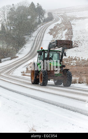 Mynydd Epynt, Powys, Wales, Regno Unito. Il 22 febbraio, 2015. Meteo REGNO UNITO: automobilisti sulla B4520 'Brecon' strada tra Builth Wells e Brecon sono colti di sorpresa da una bufera di neve in alto la brughiera di Mynydd Epynt gamma di colline. Credito: Graham M. Lawrence/Alamy Live News. Foto Stock