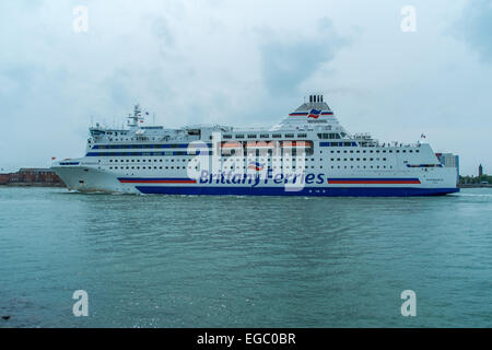 Brittany Ferry lasciando Portsmouth Hampshire Foto Stock