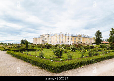 Giardini di rose, Rundale Palace Museo e Parco, Lettonia Foto Stock