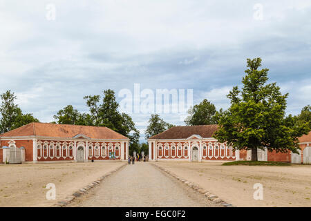 Le Guardie rosse degli edifici vicino all entrata di Rundale Palace Museum, Lettonia Foto Stock