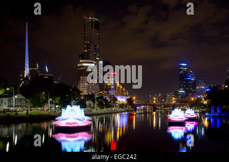 Melbourne, Australia - 21 febbraio - La vista verso Southbank da Birrarung Marr durante la notte bianca il 21 febbraio 2015. Foto Stock