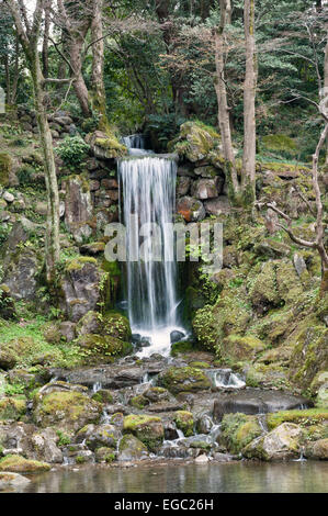 La cascata Midori-taki a Kenroku-en, Kanazawa, uno dei tre grandi giardini del Giappone Foto Stock