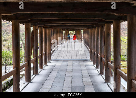 Il famoso ponte di legno coperto di Tsuten-kyo nei giardini del tempio zen Tofuku-ji, Kyoto, Giappone Foto Stock