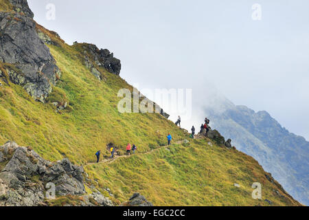 Zakopane, Polonia - 13 settembre: gruppo di turisti a piedi alla cima del Kasprowy Wierch nei Monti Tatra 13 Settembre 20 Foto Stock