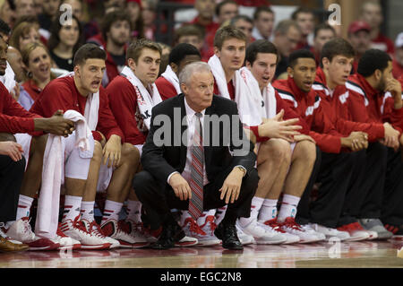 Febbraio 21, 2015: Wisconsin coach Bo Ryan si affaccia su durante il NCAA pallacanestro tra il Wisconsin Badgers e Minnesota Golden i Gopher a Kohl Center a Madison, WI. Wisconsin sconfitto Minnesota 63-53. John Fisher/CSM Foto Stock