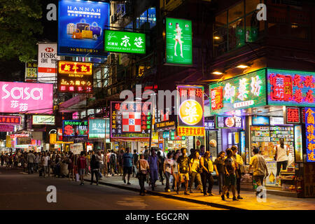 Una strada di notte a Kowloon, Hong Kong Foto Stock