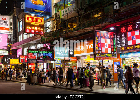 Una strada di notte a Kowloon, Hong Kong Foto Stock