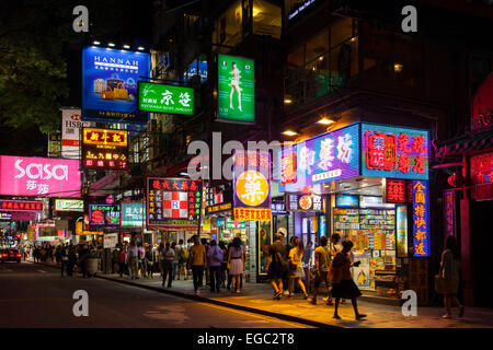 Una strada di notte a Kowloon, Hong Kong Foto Stock