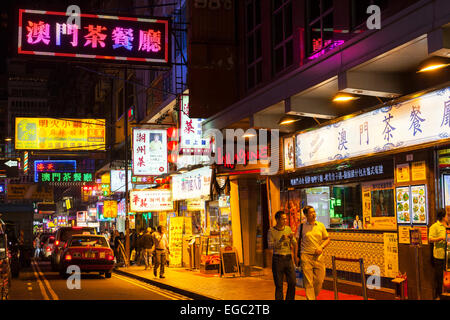 Una strada di notte a Kowloon, Hong Kong Foto Stock