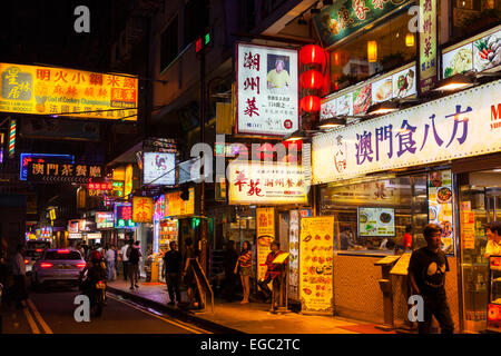 Una strada di notte a Kowloon, Hong Kong Foto Stock