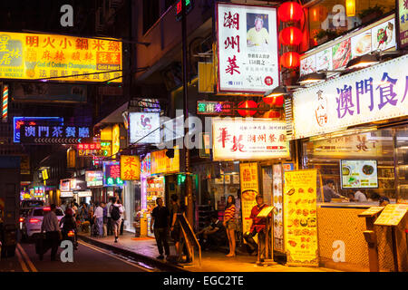 Una strada di notte a Kowloon, Hong Kong Foto Stock