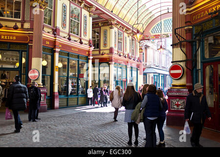 Mercato Leadenhall usato per essere un luogo di mercato nel quartiere finanziario di Londra ma ha ora morphed in un Gents luogo di incontro,Londra Foto Stock