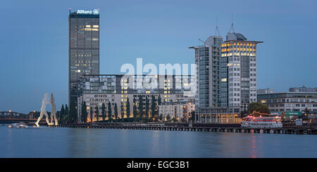 Fiume Spree, edifici per uffici, Aliianz tower, Treptowers, Monecule uomo, Berlin , Germania Foto Stock