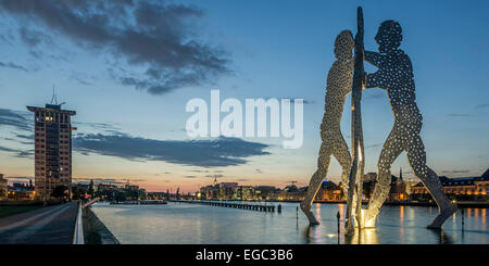 Fiume Spree, molecola uomo dall artista Jonathan Borofsky, Berlin , Germania Foto Stock