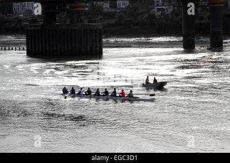 Putney, Londra, Regno Unito. Il 22 febbraio, 2015. I rematori provenienti da diversi club pratica sul Fiume Tamigi a Putney Credito: amer ghazzal/Alamy Live News Foto Stock