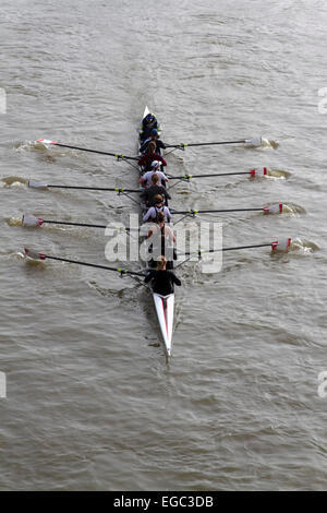 Putney, Londra, Regno Unito. Il 22 febbraio, 2015. I rematori provenienti da diversi club pratica sul Fiume Tamigi a Putney Credito: amer ghazzal/Alamy Live News Foto Stock