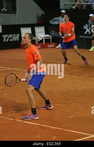 Rio de Janeiro, Brasile, 20 febbraio 2015. Bruno Soares (BRA) e Alexander Peya (AUT) durante il match contro Pablu Andujar (ESP) e Oliver Marach (AUT) in semifinale degli uomini doppio torneo del Rio Open 2015 ATP 500, svoltasi su campi in terra battuta a Jockey Club brasileiro. Foto Stock
