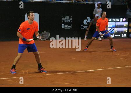 Rio de Janeiro, Brasile, 20 febbraio 2015. Alexander Peya (AUT) e Bruno Soares (BRA) durante il match contro Pablu Andujar (ESP) e Oliver Marach (AUT) in semifinale degli uomini doppio torneo del Rio Open 2015 ATP 500, svoltasi su campi in terra battuta a Jockey Club brasileiro. Foto Stock