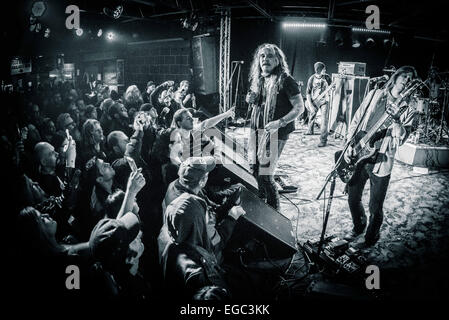 Toronto, Ontario, Canada. Il 22 febbraio, 2015. American heavy metal chitarrista e cantante JOHN CORABI esegue presso i Rockpile night club in Toronto. Credito: Igor Vidyashev/ZUMA filo/Alamy Live News Foto Stock