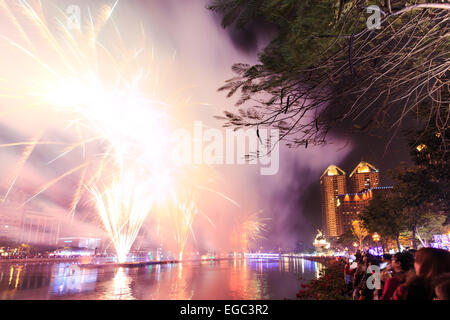 Kaohsiung, Taiwan. Il 22 febbraio, 2015. La gente a guardare i fuochi d'artificio per il nuovo anno cinese presso il fiume dell'amore di Kaohsiung. Il Capodanno cinese è un importante festival cinese ha celebrato presso la volta del calendario cinese. In Cina, è anche noto come il Festival di Primavera, la traduzione letterale del moderno nome cinese. Credito: Fabio Nodari/Alamy Live News Foto Stock