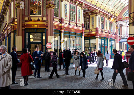 Mercato Leadenhall usato per essere un luogo di mercato nel quartiere finanziario di Londra ma ha ora morphed in un Gents luogo di incontro,Londra Foto Stock