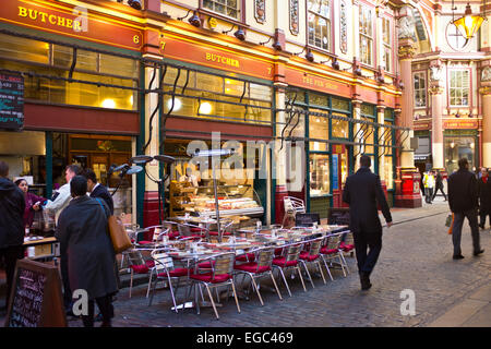 Mercato Leadenhall usato per essere un luogo di mercato nel quartiere finanziario di Londra ma ha ora morphed in un Gents luogo di incontro,Londra Foto Stock