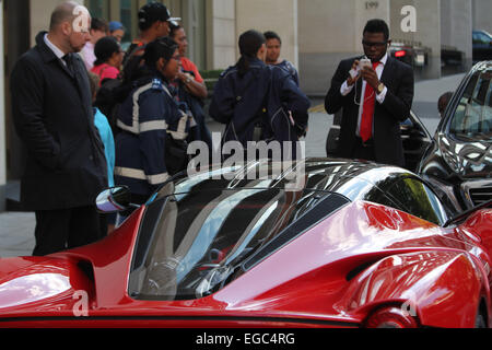 Super automobili parcheggiate fuori BVLGARI Hotel in Londra ottenere i biglietti per il parcheggio. Dotato di: atmosfera dove: Londra, Regno Unito quando: 20 Ago 2014 Foto Stock