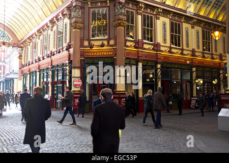 Mercato Leadenhall usato per essere un luogo di mercato nel quartiere finanziario di Londra ma ha ora morphed in un Gents luogo di incontro,Londra Foto Stock