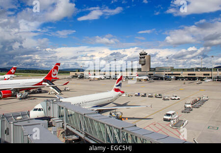 Zurigo - 21 settembre: piani preparando per prendere il via al Terminal A dell'aeroporto di Zurigo il 21 settembre 2014 a Zurigo, Switzerla Foto Stock