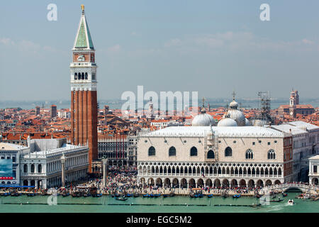 Campanile di San Marco e il Palazzo Ducale di Venezia, Italia Foto Stock